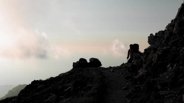 Silhouette Eines Mannes Mit Rucksack Vor Dem Hintergrund Der Berge — Stockvideo