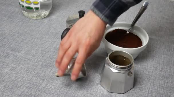 Крупним Планом Знімок Руки Жінки Виливає Чай Чашки Кави — стокове відео