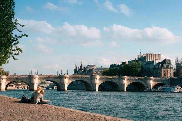 Paris Fransa Pont Neuf Yakınlarında Oturan Bir Çift — Stok fotoğraf