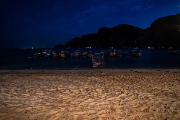 タイの夜の間に海に係留されたボートの美しい景色 — ストック写真