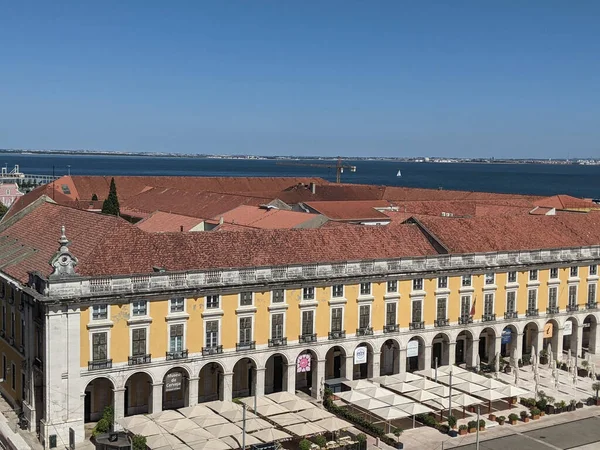 Арочное Здание Красной Крышей Площади Comercio Praca Голубым Небом Лиссабоне — стоковое фото