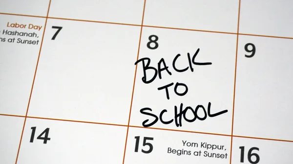 Zbliżenie Zdjęcia Detalu Miesięcznej Strony Kalendarza Tekstem Powrót Szkoły — Zdjęcie stockowe
