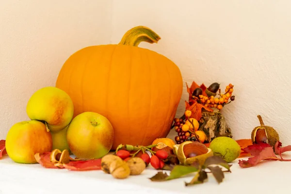 Φθινοπωρινή Διακόσμηση Κολοκύθα Μήλα Καρύδια Κάστανα Και Χρωματιστά Φύλλα — Φωτογραφία Αρχείου