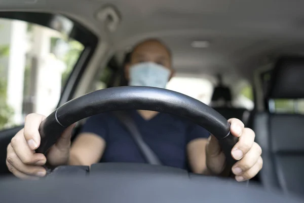 Plano Superficial Hombre Del Sudeste Asiático Una Máscara Conduciendo Coche —  Fotos de Stock