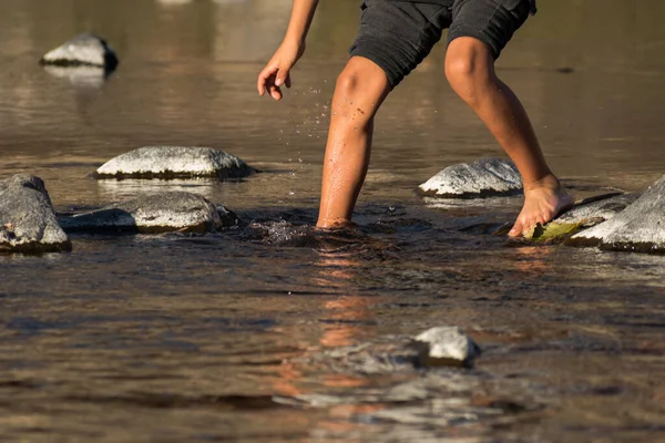 Een Kind Dat Een Bergrivier Oversteekt Stenen Santa Rosa Calamuchita — Stockfoto