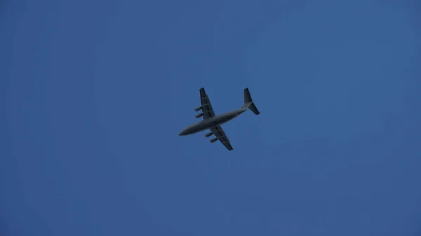 スイス ベルン2012年8月7日 澄んだ青空の中 スイス ベルン上空を飛行中の飛行機の低角度ショット — ストック写真