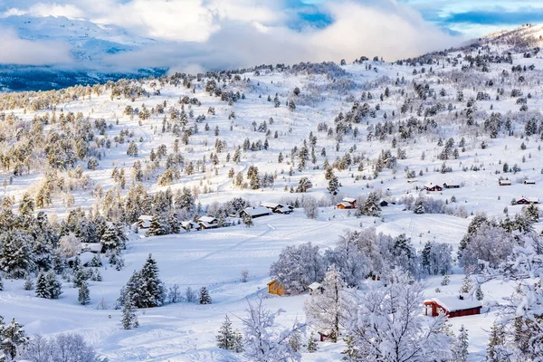 Uma Paisagem Pitoresca Inverno Com Casas Árvores Montanhas Stryn Noruega — Fotografia de Stock