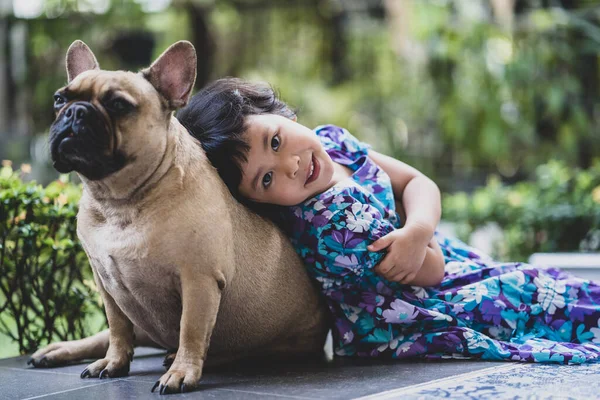 Een Zuidoost Aziatische Vrouw Kind Leunend Haar Franse Bulldog Huisdier — Stockfoto