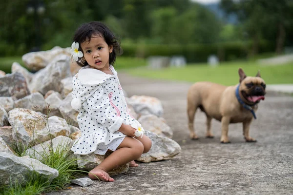 Uma Foto Close Uma Menina Sudeste Asiático Sentado Nas Rochas — Fotografia de Stock