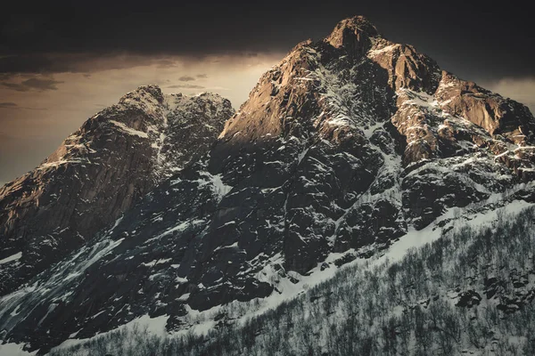 노르웨이 눈덮인 산들의 매혹적 — 스톡 사진