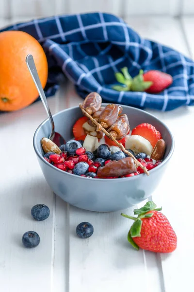 Tazón Bayas Frescas Fruta Una Mesa Blanca Estilo Vida Saludable —  Fotos de Stock