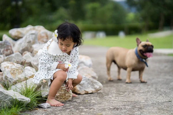 Een Closeup Shot Van Een Zuidoost Aziatische Baby Meisje Zittend — Stockfoto