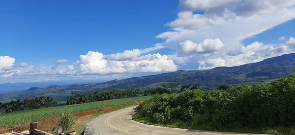 Una Strada Rurale Attraverso Campagna Una Giornata Sole — Foto Stock