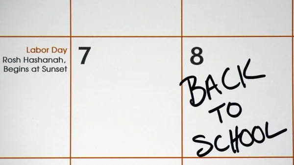 Close Detalhe Uma Página Calendário Mensal Com Texto Back School — Fotografia de Stock