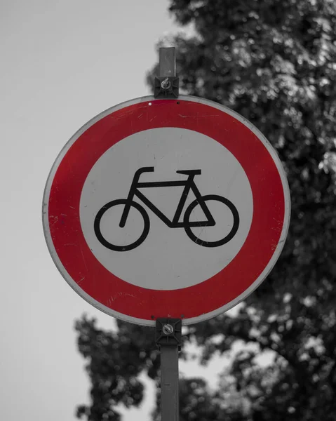 Tiro Escala Cinza Sinal Estrada Vermelho Com Ícone Uma Bicicleta — Fotografia de Stock