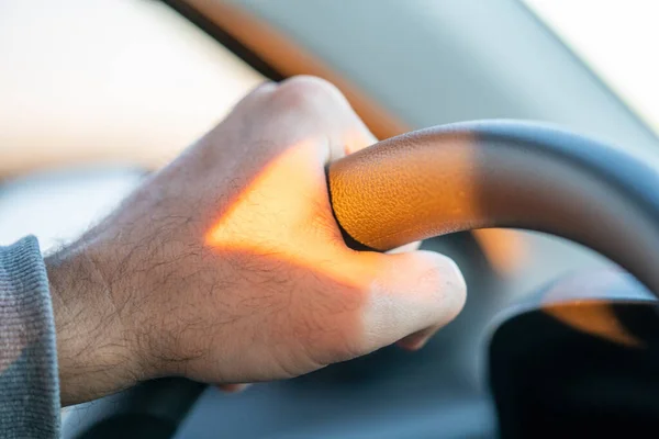 Primer Plano Mano Hombre Sosteniendo Volante Coche Con Poco Sol — Foto de Stock