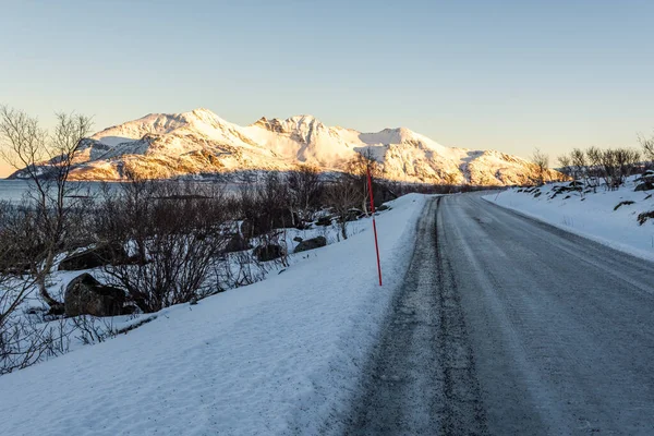 Замерзшая Дорога Заснеженными Горами Тромсо Норвегия — стоковое фото