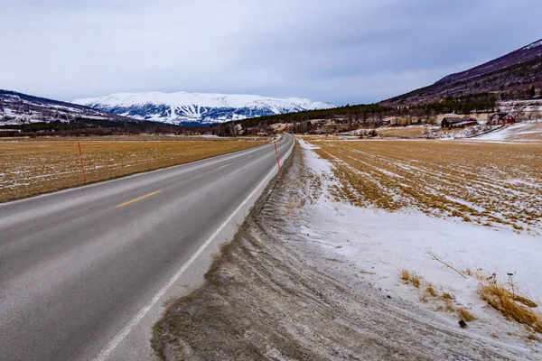 Дорога Заснеженными Горами Облачным Небом Норвегии — стоковое фото