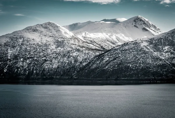 Una Vista Impresionante Las Montañas Árticas Fiordo Volda Noruega —  Fotos de Stock