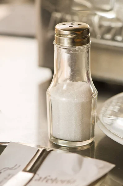 スペインのマラガ 2016年2月14日 レストランテーブルの上の塩シェーカー — ストック写真