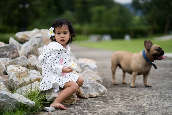 Uma Foto Close Uma Menina Sudeste Asiático Sentado Nas Rochas — Fotografia de Stock