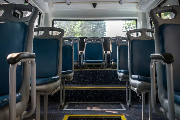 Otobüsün Içi Boş Mavi Koltuklarla Dolu — Stok fotoğraf