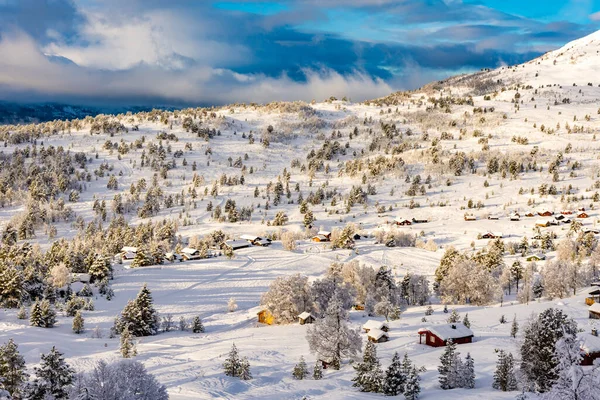 Uma Paisagem Pitoresca Inverno Com Casas Árvores Montanhas Stryn Noruega — Fotografia de Stock