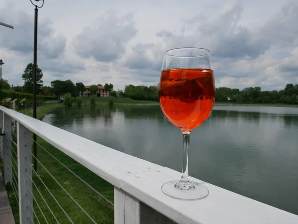 Detailní Záběr Sklenice Červeného Vína Výhledem Jezero Pozadí — Stock fotografie