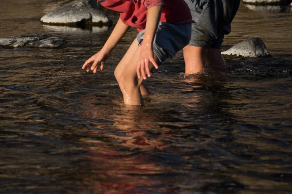 Дети Пересекают Горную Реку Камнях Санта Роза Каламучита Кордова Аргентина — стоковое фото