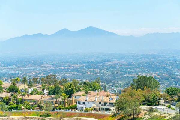 Una Hermosa Vista Una Pequeña Ciudad Campo Con Vastas Montañas —  Fotos de Stock