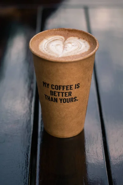 Eine Tasse Leckeren Cappuccino Zum Frühstück Auf Einem Waldboden — Stockfoto