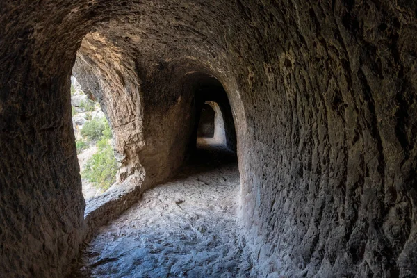 Een Close Opname Van Een Verouderde Stenen Tunnel — Stockfoto