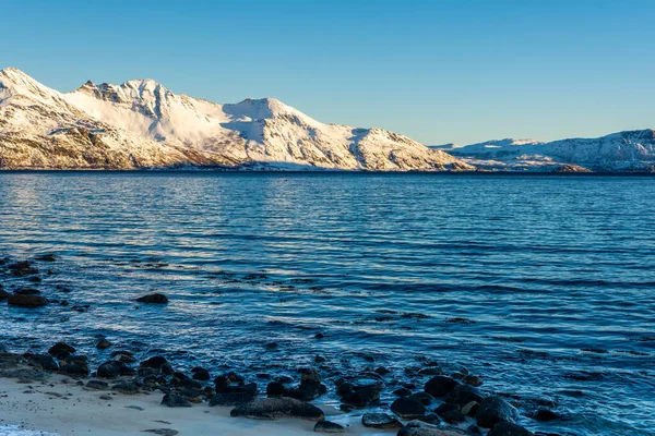 Μια Εκπληκτική Θέα Των Αρκτικών Βουνών Και Φιόρδ Στο Tromso — Φωτογραφία Αρχείου