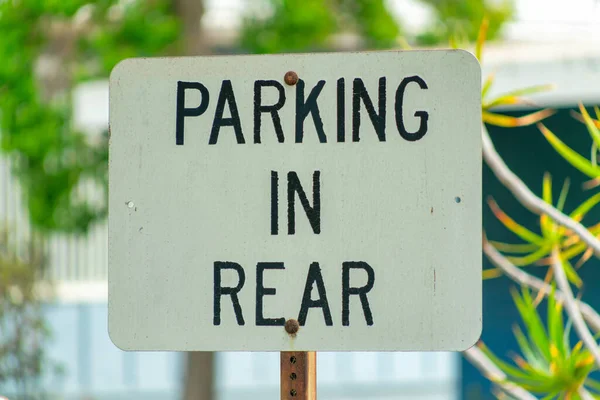 Een Close Shot Van Een Bord Met Tekst Parkeren Achter — Stockfoto