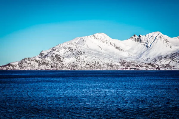 Una Vista Impresionante Las Montañas Árticas Fiordo Tromso Noruega — Foto de Stock