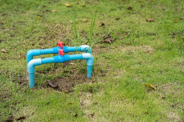 Primer Plano Tubería Agua Con Válvula Suelo Herboso — Foto de Stock