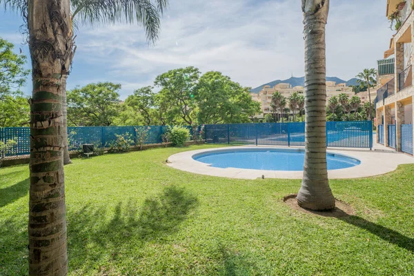 Uma Piscina Redonda Frente Hotel Verão — Fotografia de Stock