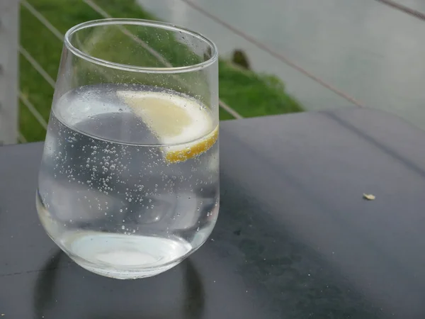 Ein Weicher Fokus Von Einem Glas Wodka Mit Einer Scheibe — Stockfoto