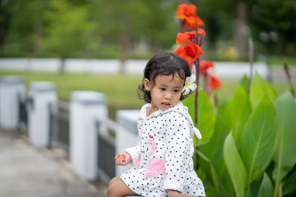 Close Uma Menina Sudeste Asiático Com Uma Flor Cabeça Fundo — Fotografia de Stock