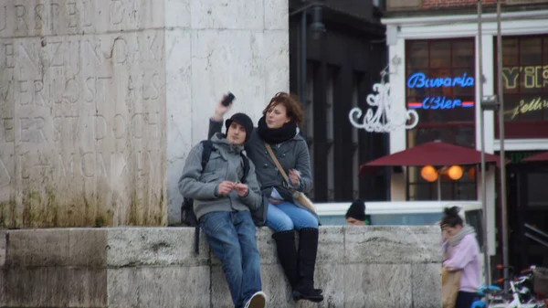 Amsterdam Países Bajos Noviembre 2011 Hombre Fumando Junto Una Mujer — Foto de Stock