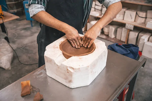 Een Closeup Van Een Volwassene Man Maken Een Klei Een — Stockfoto