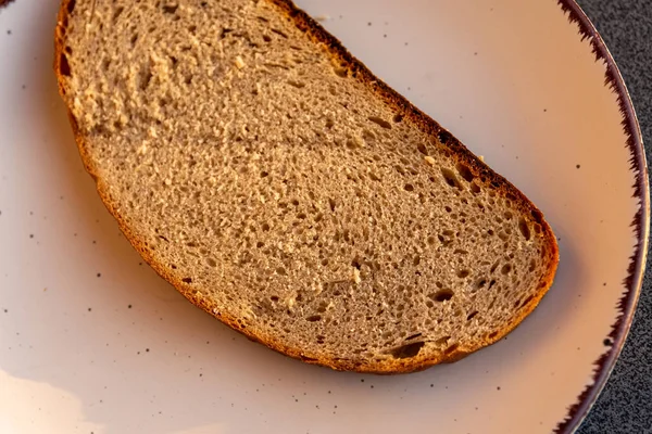 Een Close Shot Van Een Sneetje Brood Een Bord — Stockfoto