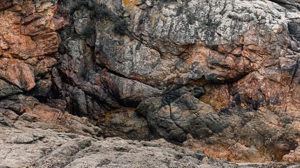 Beau Cliché Énorme Rocher Rouge Noir Recouvert Sels Dans Canyon — Photo