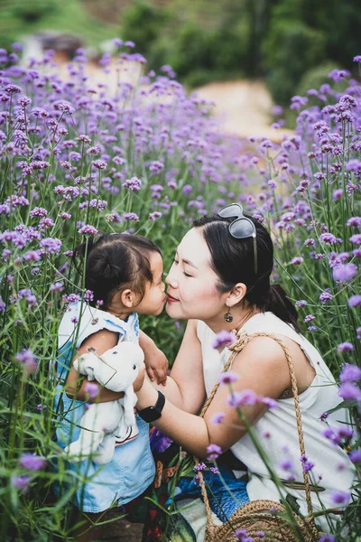 Een Gelukkige Aziatische Moeder Dochter Genietend Van Het Park Chiang — Stockfoto
