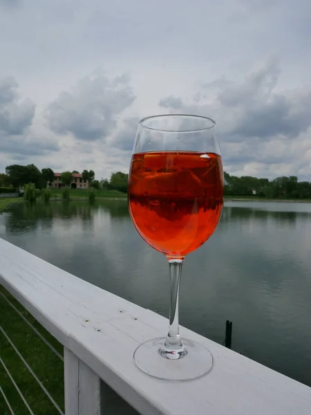 Vertikal Bild Ett Glas Rött Vin Med Sjöutsikt Bakgrunden — Stockfoto