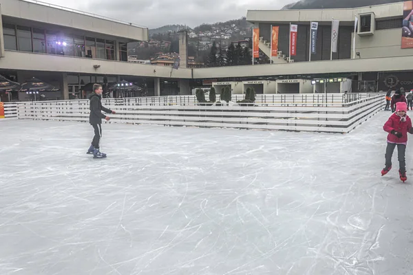 Sarajevo Bosnia Herzegovina Diciembre 2019 Grupo Personas Patinando Pista Patinaje — Foto de Stock