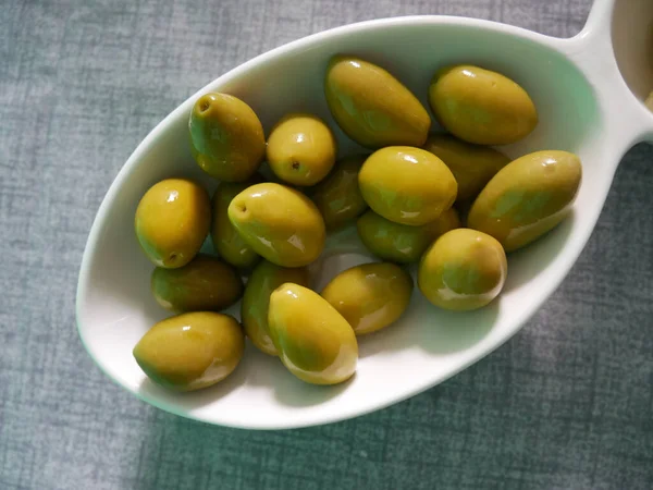 Ein Kopfschuss Von Frischen Grünen Oliven Einer Weißen Schüssel — Stockfoto