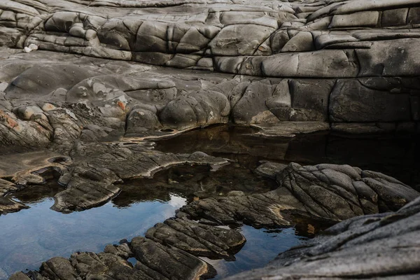 Ein Kleiner Teich Zwischen Felsen — Stockfoto