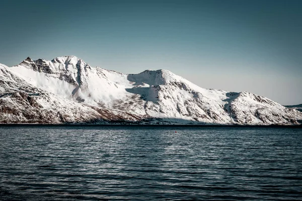 Uma Vista Deslumbrante Das Montanhas Árticas Fiorde Tromso Noruega — Fotografia de Stock