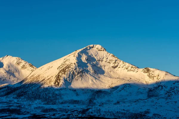 ノルウェーのトロムソにある雪に覆われた山々の魅惑的な景色 — ストック写真